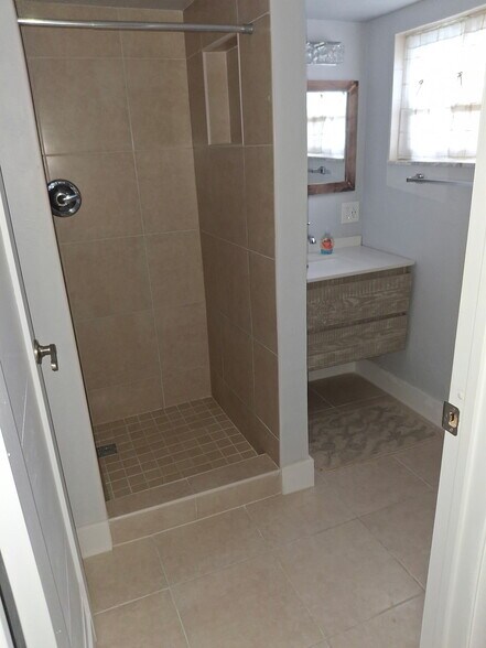 Building Photo - 416 Tudor Dr