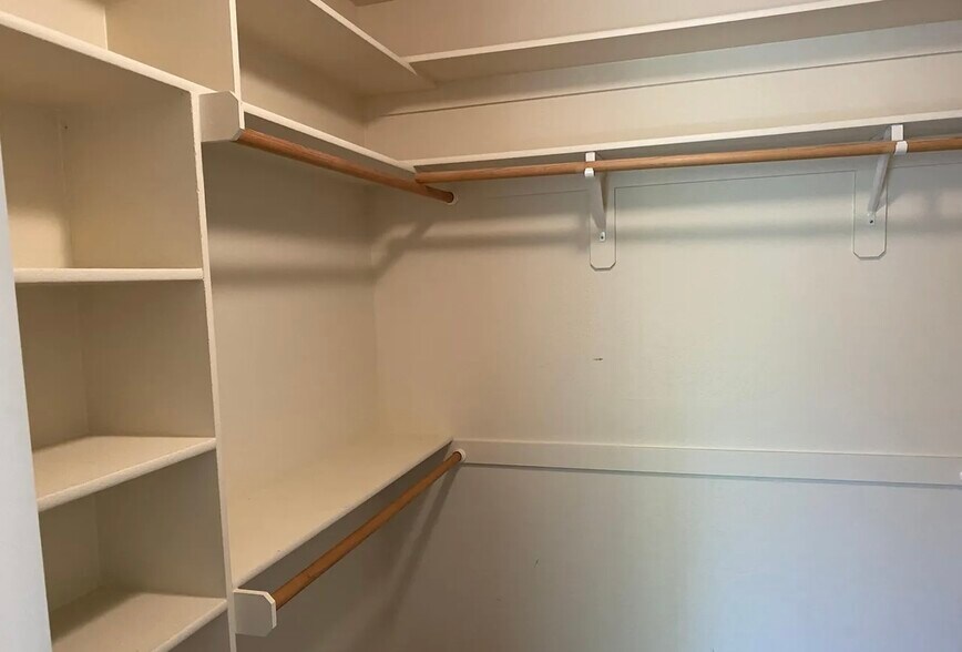 Building Photo - 4220 N Montezuma Ave