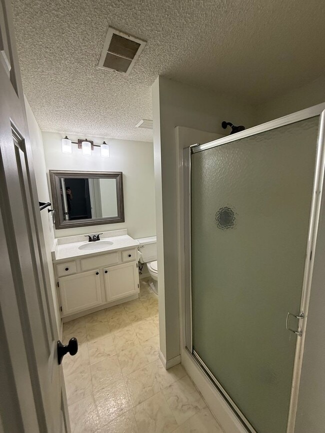 Building Photo - Updated 2 Bed, 2.5 Bath Apple Valley Townhome