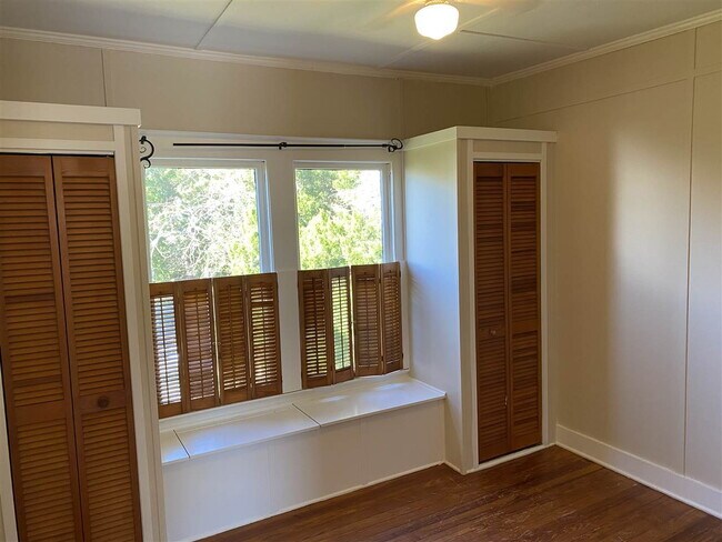 Building Photo - 2 BR/1 BA Downtown Apartment! Walk Everywhere!
