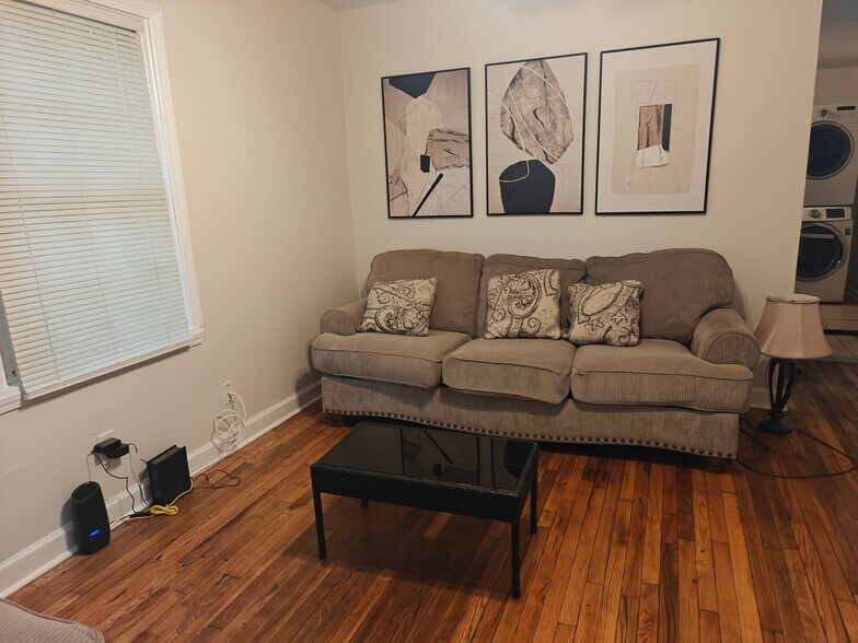 Building Photo - 2217 Custer St