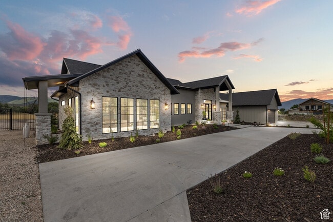 Building Photo - 5240 E Lake Creek Rd