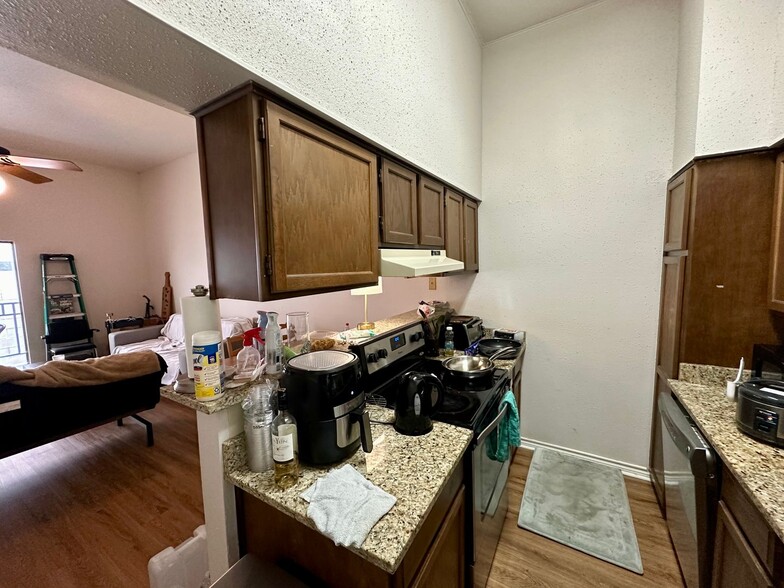 Building Photo - 1908 San Antonio St