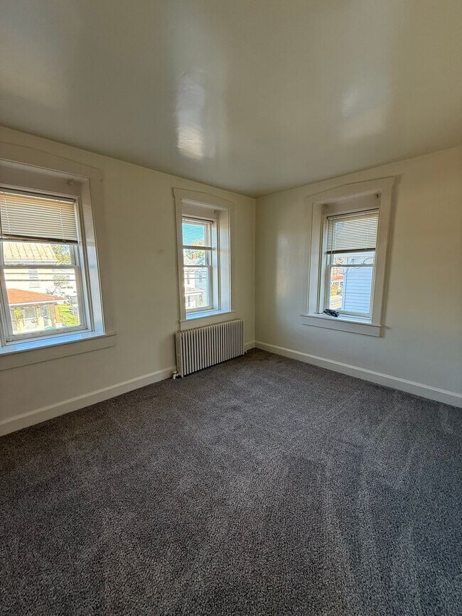 Building Photo - 204 E High St