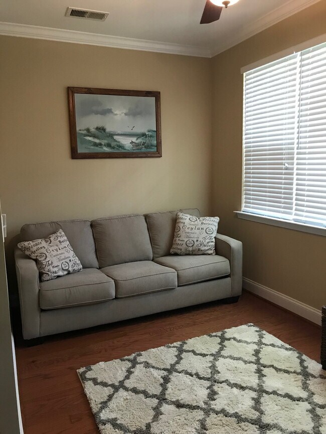 Building Photo - Townhouse with Fenced Backyard!