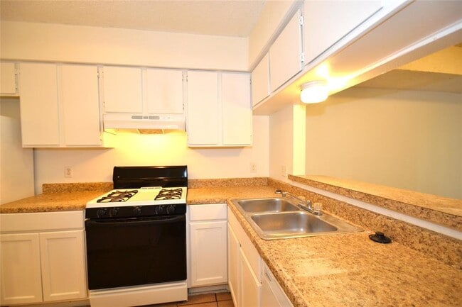 Building Photo - 1202 Southport Dr