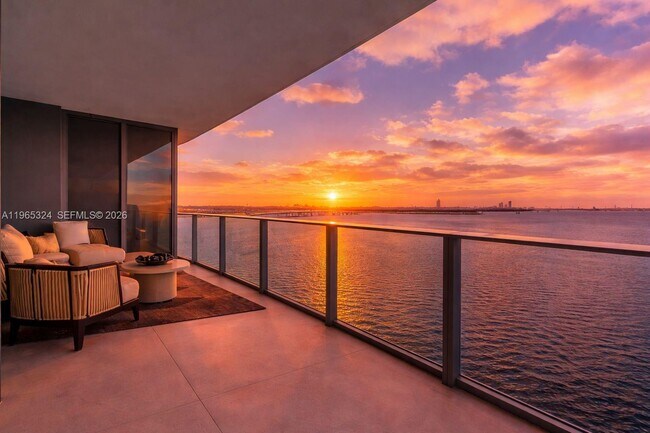 Building Photo - 700 NE 24th St