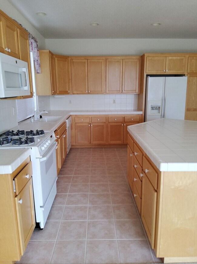 Building Photo - Beautiful house in great neighborhood with...