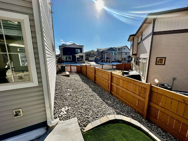 Building Photo - "Charming and spacious 3-Bed Sanctuary with 2.5 Baths the Reunion Community in Commerce City!"