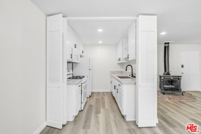 Building Photo - 10634 Holman Ave