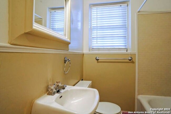 Building Photo - 2 Bedroom/1 Bath Alamo Heights Subdivision