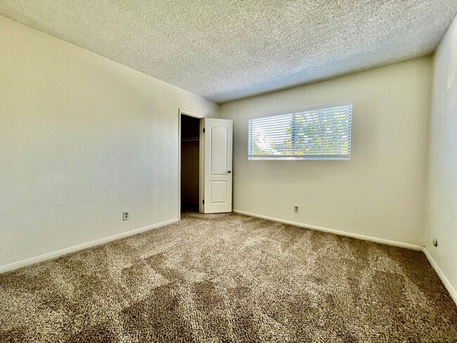 Building Photo - 471 Ballentyne St #49- Large upper 2 bed 2...
