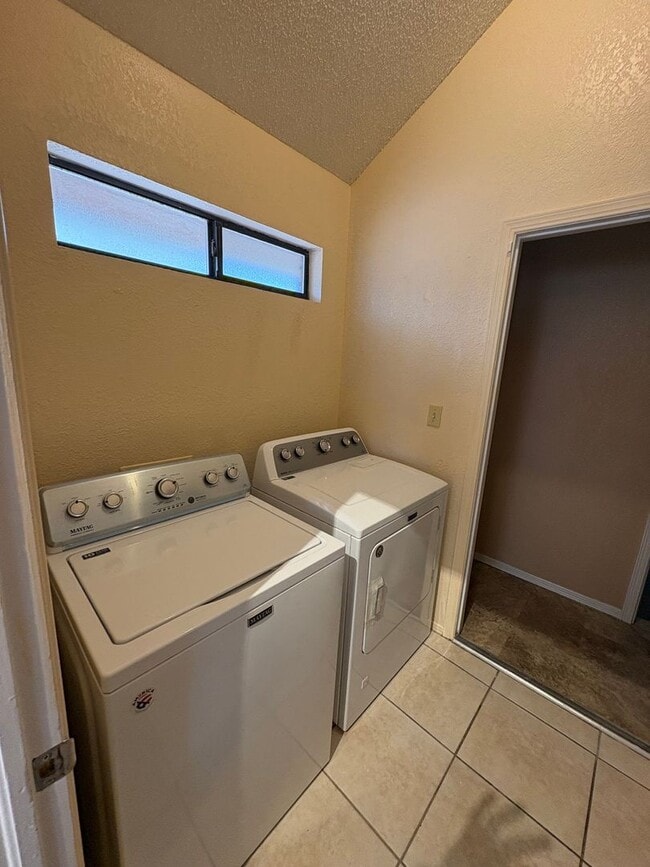 Building Photo - WEST SIDE HOME FOR RENT