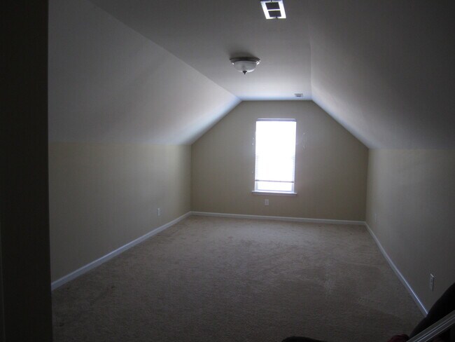 Building Photo - Near new home in comfortable family community