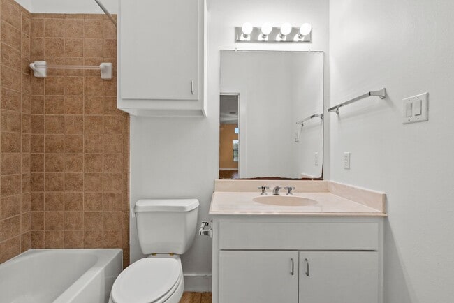 Building Photo - Gated 2BR Townhome Just Minutes from the T...