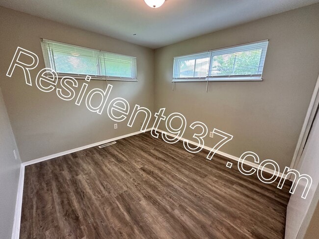 Building Photo - Newly Updated 4 Bed 2 bath home