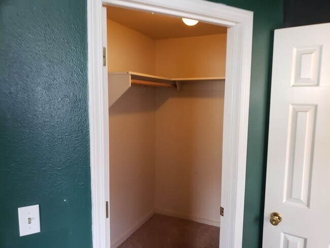 Building Photo - Available NOW - North End 3 bed 2 bath with a Fenced Yard