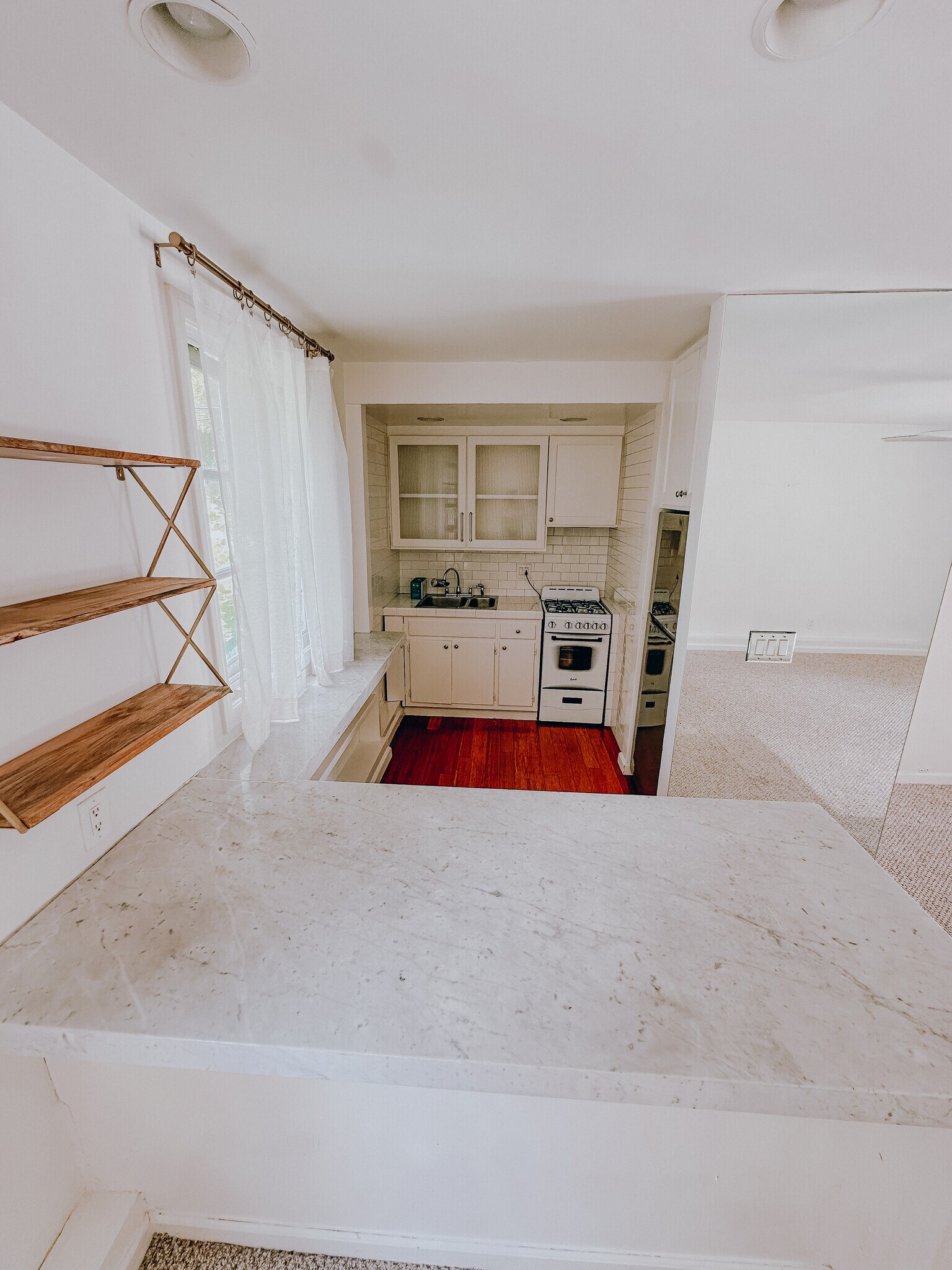 Updated kitchen appliances - 835 Westmount Dr