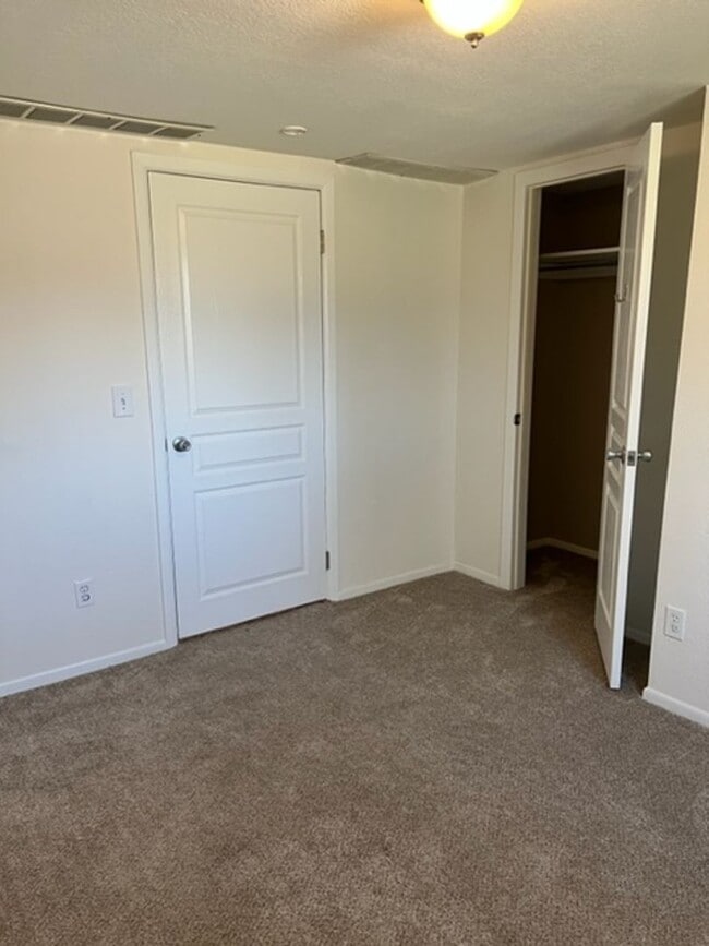 Building Photo - 4 BEDROOM HOME IN SKYWAY!!