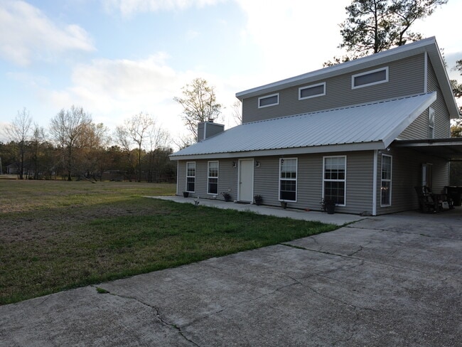 Building Photo - 45097 Greenbrier Rd