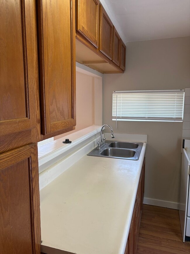 Building Photo - $1,895- ALL UTILITIES INCLUDED- BEAUTIFUL ...