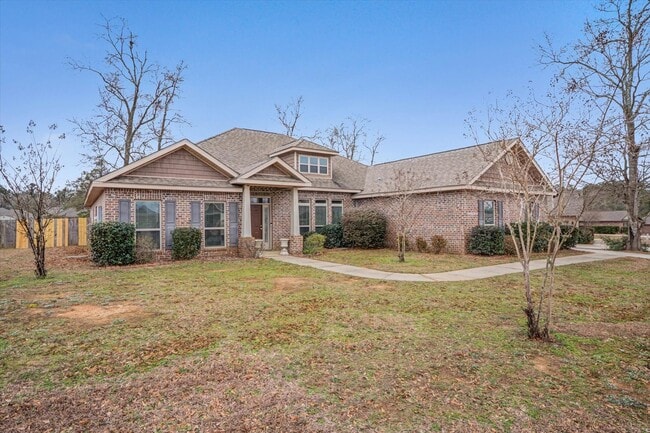 Building Photo - SPACIOUS AND CONVENIENT COMMUTE!