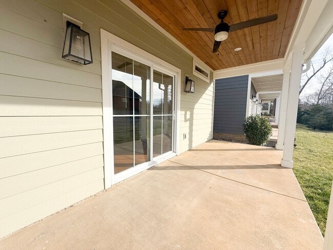 Building Photo - 4-Bedroom HOA Townhome with Pool Access Near Downtown Cookeville