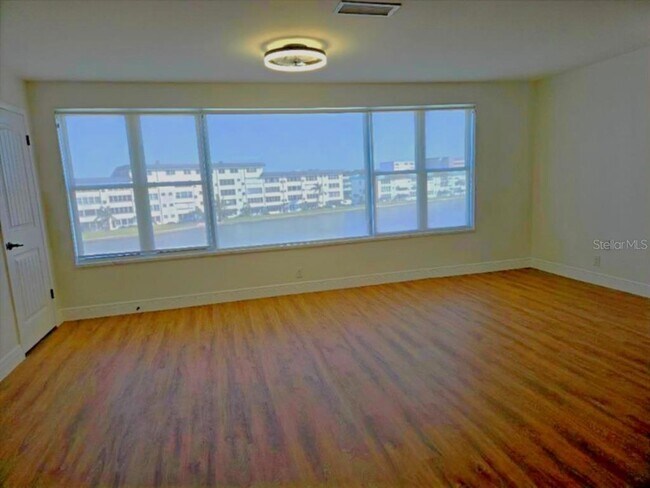 Building Photo - 6025 Shore Blvd S
