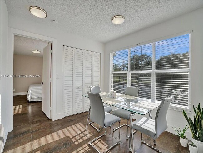 Building Photo - 457 Vista Isles Dr