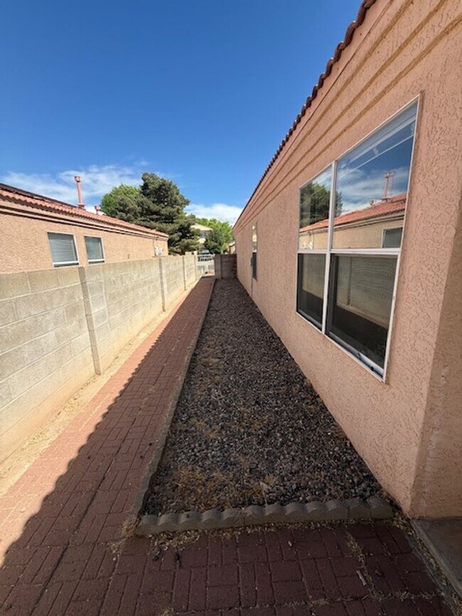 Building Photo - Charming and functional 3-Bedroom 2-Bath near Kirtland Air force base