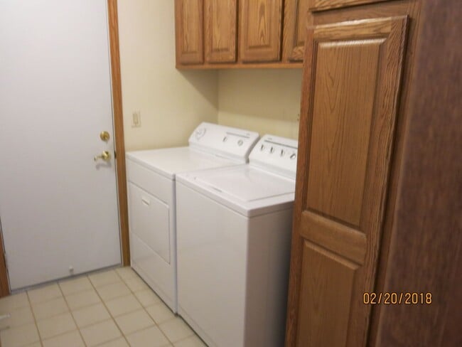 Building Photo - 4 bed, 2 bath, 2 car garage . Boulder City RV parking