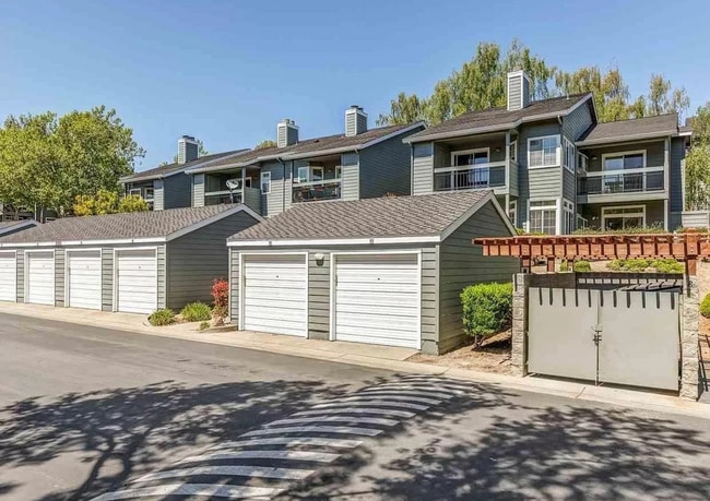 Building Photo - Fabulous Canyon Meadows Condo - Move-In Re...
