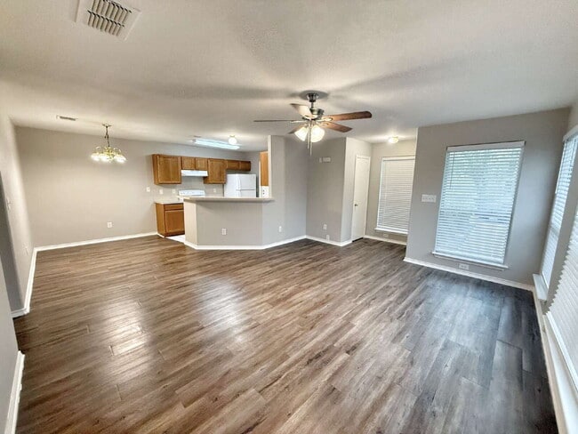 Building Photo - Spacious 3 Bedroom, 2 Bath Duplex with 1-C...