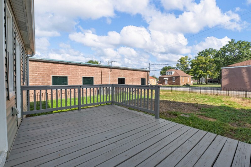 Building Photo - 126 E Zupan St