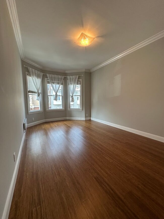 Building Photo - Spacious Nob Hill 3 BD/ 2 Bath Flat with Shared Roof-deck! Gorgeous City and Bay Views!!