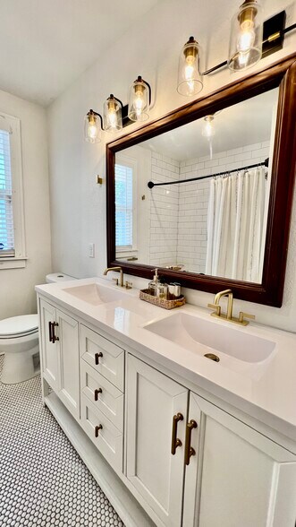 Building Photo - 2821 6th Ave N