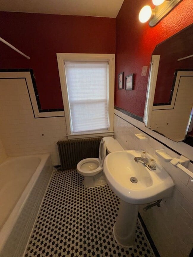 Building Photo - Charming 1 Bedroom Apt