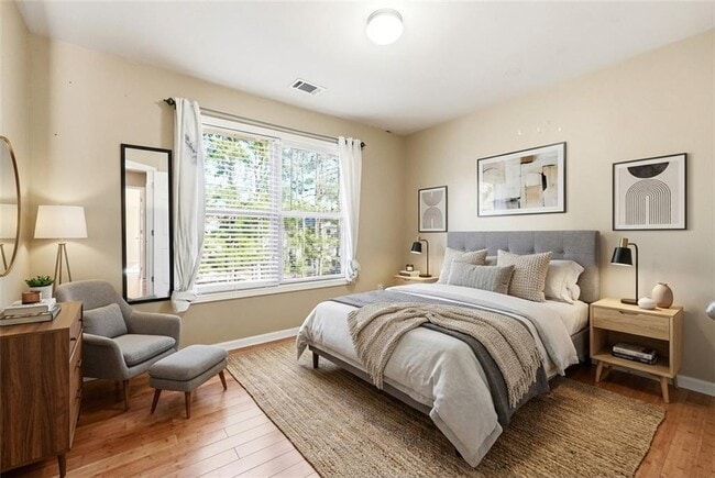 Building Photo - 6199 Thorncrest Dr