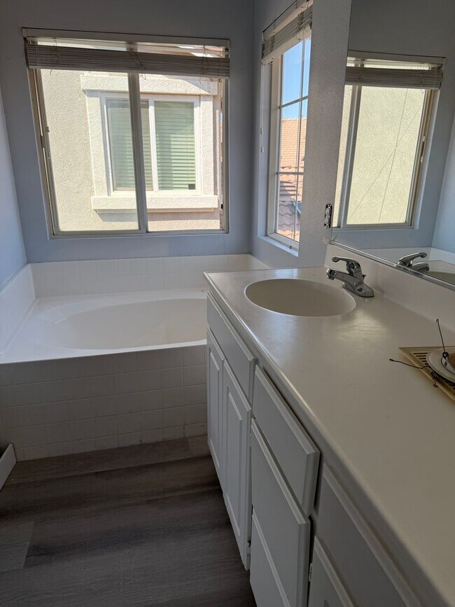 Building Photo - Move -in- Ready