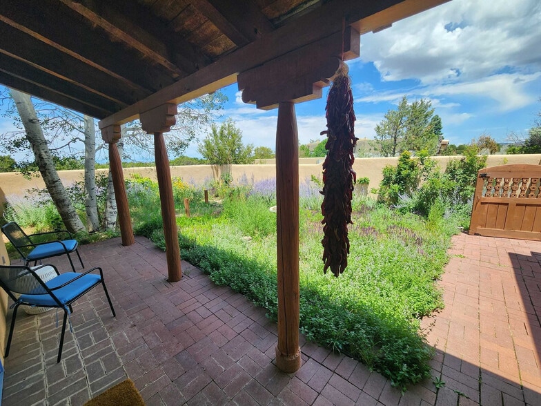 Building Photo - 6 Fonda Way