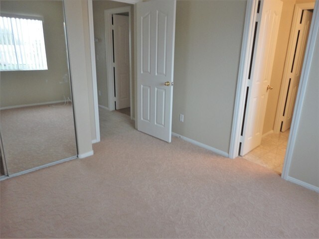 Building Photo - 922 Country Skies Ave