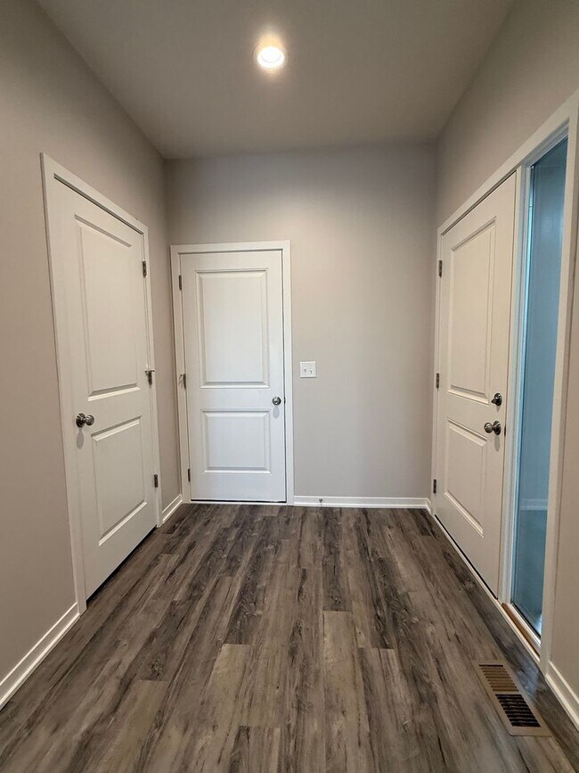 Building Photo - Spacious 2 bed/2.5 bath daylight Townhome in SE Lincoln