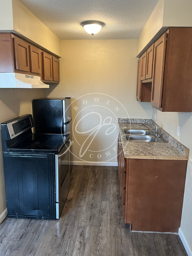 Building Photo - Clean & Affordable 2-Bedroom – Move-In Ready – East Toledo