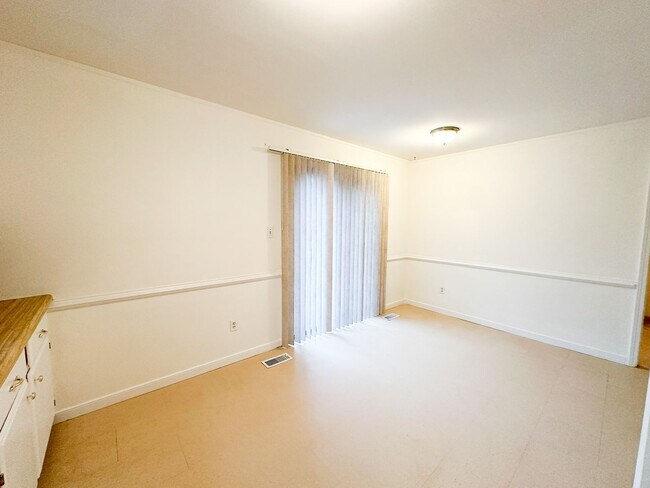 Building Photo - Move-In Ready on Large Corner Lot!