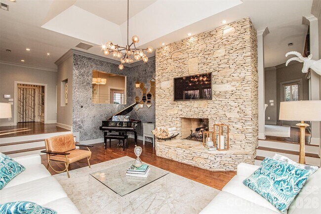 Building Photo - 3911 Lakeside Dr