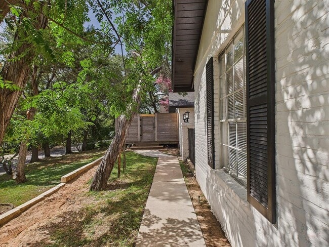 Building Photo - 6108 Shadow Valley Dr