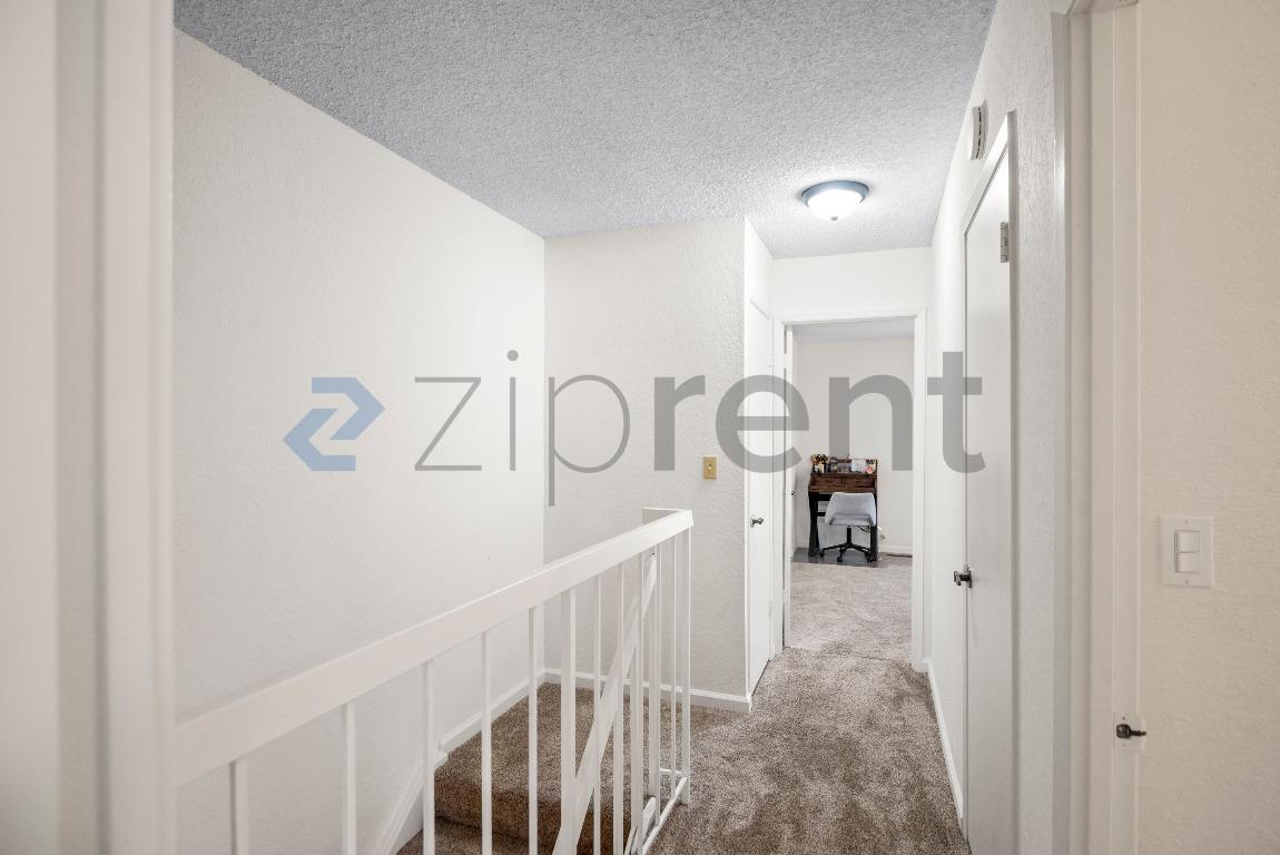 Building Photo - Unit