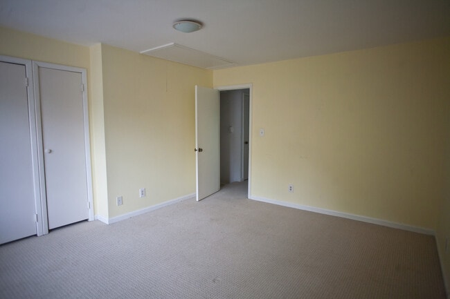 Building Photo - Two Bedroom Condo Minutes from Downtown!