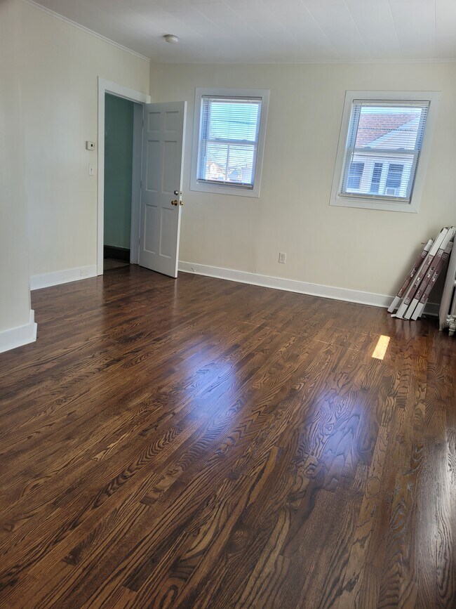 entry & liv room - 402 E 18th St