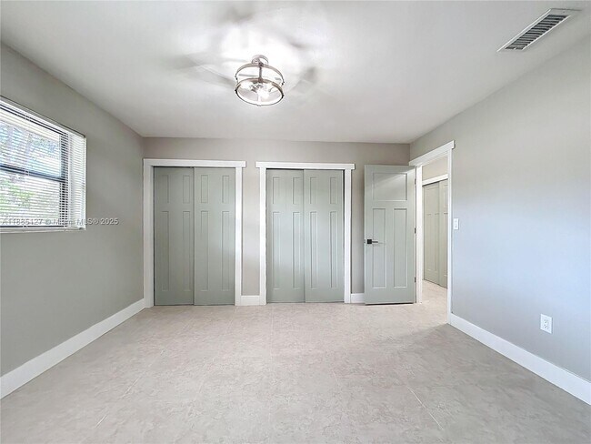 Building Photo - 13804 Kendale Lakes Dr